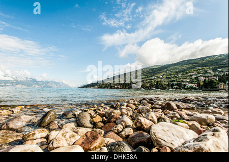 Vue sur le lac près de Torri del Benaco, Lago di Garda, province de Vérone, Italie du Nord, Italie Banque D'Images