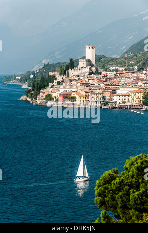 Le lac de garde à vue et de Malcesine, Lago di Garda, province de Vérone, Italie du Nord, Italie Banque D'Images