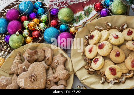 Table de Noël avec gingerbread cookies et décoratives boules colorées. Banque D'Images