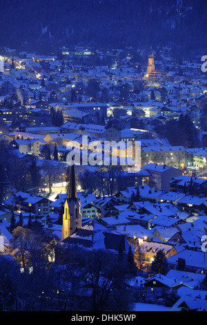 La ville allemande de nuit Garmisch-Partenkirchen Banque D'Images