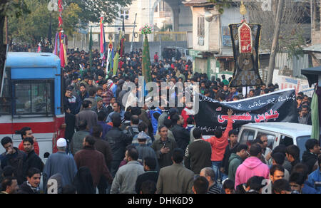 Srinagar, Cachemire indien 12 novembre 2013 les musulmans chiites pleurent pendant Muharram à Srinagar(Sofi Suhail/ Alamy Live News) Banque D'Images