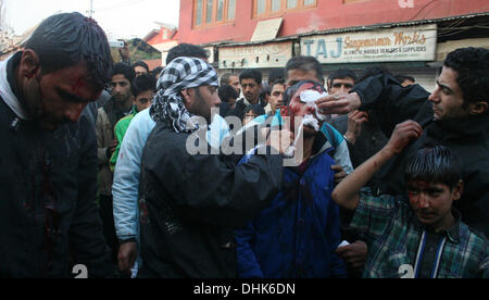 Srinagar, Cachemire indien 12 novembre 2013 les musulmans chiites pleurent pendant Muharram à Srinagar(Sofi Suhail/ Alamy Live News) Banque D'Images