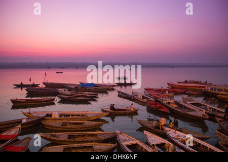 Bateaux sur Ganges river en face de Dasaswamedh Ghat à l'aube, Varanasi, Uttar Pradesh, Inde Banque D'Images