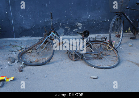 Vieux vélo cassé dans un hutong, Beijing, Chine Banque D'Images