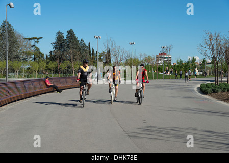 Les cyclistes à Madrid Rio Park, Espagne Banque D'Images