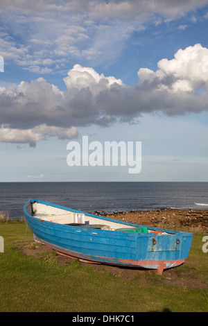 Village de brora, Ecosse. vue pittoresque sur un vieux bateau sur les rives de brora avec la mer du Nord à l'arrière-plan. Banque D'Images