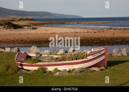 Village de Brora, Ecosse. Vue pittoresque sur un vieux bateau sur les rives de Brora avec la mer du Nord à l'arrière-plan. Banque D'Images