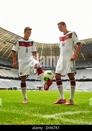 Document - Un document sans date photo mis à disposition par Adidas montre les joueurs de soccer national allemand Mesut Oezil (L) et Julian Draxler en action portant le nouveau maillot de l'équipe nationale de football allemande pour la Coupe du Monde 2014 au Brésil par Adidas à l'Allianz Arena de Munich, en Allemagne. Le kit de l'équipe nationale de football allemande sera entièrement blanc. Photo : MARCUS MUELLER-SARAN/adidas/dpa ( -. Crédit obligatoire.) Banque D'Images