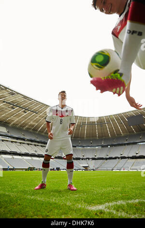 Document - Un document sans date photo mis à disposition par Adidas montre l'allemand national soccer player Mesut Oezil (L) en action avec le nouveau maillot de l'équipe nationale de football allemande pour la Coupe du Monde 2014 au Brésil par Adidas à l'Allianz Arena de Munich, en Allemagne. Le kit de l'équipe nationale de football allemande sera entièrement blanc. Photo : MARCUS MUELLER-SARAN/adidas/dpa ( -. Crédit obligatoire.) Banque D'Images