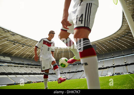 Document - Un document sans date photo mis à disposition par Adidas montre l'allemand national soccer player Mesut Oezil (L) en action avec le nouveau maillot de l'équipe nationale de football allemande pour la Coupe du Monde 2014 au Brésil par Adidas à l'Allianz Arena de Munich, en Allemagne. Le kit de l'équipe nationale de football allemande sera entièrement blanc. Photo : MARCUS MUELLER-SARAN/adidas/dpa ( -. Crédit obligatoire.) Banque D'Images