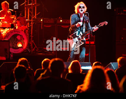 Birmingham, UK . 11Th Nov, 2013. Le groupe de rock des années 1970, réformé Mott The Hoople jouer le premier concert de leur tournée britannique au Birmingham Symphony Hall, le 11 octobre 2013. Le chanteur Ian Hunter avec des lunettes noires. © John Bentley/Alamy Live News Banque D'Images