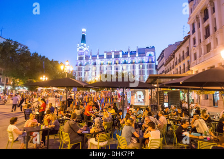 Trottoir bars de nuit sur la Plaza Santa Ana, quartier Huertas, Madrid, Espagne Banque D'Images