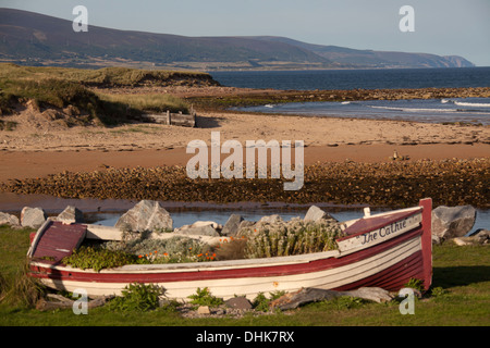 Village de Brora, Ecosse. Vue pittoresque sur un vieux bateau sur les rives de Brora avec la mer du Nord à l'arrière-plan. Banque D'Images