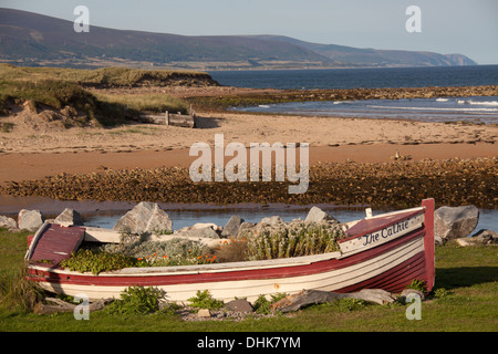 Village de Brora, Ecosse. Vue pittoresque sur un vieux bateau sur les rives de Brora avec la mer du Nord à l'arrière-plan. Banque D'Images