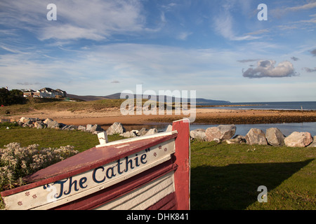 Village de Brora, Ecosse. Vue pittoresque sur un vieux bateau sur les rives de Brora avec la mer du Nord à l'arrière-plan. Banque D'Images