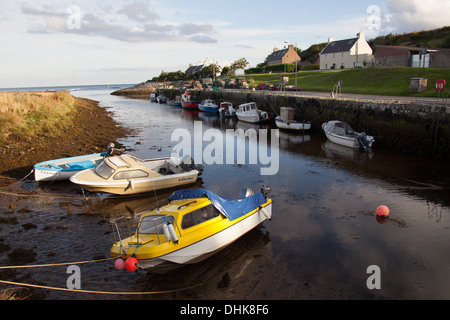 Village de Brora, Ecosse. Vue pittoresque de Brora port à marée basse, avec la mer du Nord à l'arrière-plan. Banque D'Images