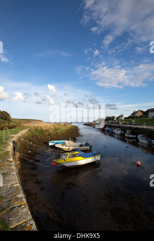 Village de Brora, Ecosse. Vue pittoresque de Brora port à marée basse, avec la mer du Nord à l'arrière-plan. Banque D'Images