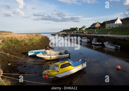 Village de Brora, Ecosse. Vue pittoresque de Brora port à marée basse, avec la mer du Nord à l'arrière-plan. Banque D'Images