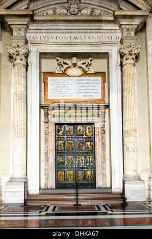 Porte Sainte (Porta Santa) l'entrée la plus septentrionale à la basilique Saint-Pierre au Vatican. Il est cimenté fermé et ouvert uniquement pour les années de Jubilé. - Rome, Italie Banque D'Images