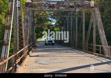 Pick up truck passe sur un pont à poutres en treillis fort traverse une rivière sur la vieille Route 66 dans les régions rurales de Missouri, États-Unis Banque D'Images