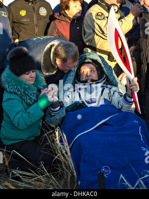 Le Kazakhstan. 11 novembre 2013. La Station spatiale internationale commandant de l'Expédition 37 Fyodor Yurchikhin détient le flambeau olympique de Sotchi minutes après l'atterrissage dans le vaisseau Soyouz TMA-09M dans une région éloignée, 11 novembre 2013 à l'extérieur de la ville de Zhezkazgan, au Kazakhstan. L'équipage Expedition 37 est revenu sur Terre après cinq mois et demi sur la Station spatiale internationale. Credit : Planetpix/Alamy Live News Banque D'Images