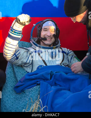 Le Kazakhstan. 11 novembre 2013. L'expédition 37 de la Station spatiale internationale ingénieur de bord Luca Parmitano de l'Agence spatiale européenne quelques minutes après l'atterrissage dans le vaisseau Soyouz TMA-09M dans une région éloignée, 11 novembre 2013 à l'extérieur de la ville de Zhezkazgan, au Kazakhstan. L'équipage Expedition 37 est revenu sur Terre après cinq mois et demi sur la Station spatiale internationale. Credit : Planetpix/Alamy Live News Banque D'Images