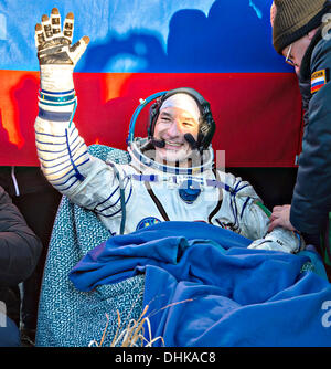 Le Kazakhstan. 11 novembre 2013. L'expédition 37 de la Station spatiale internationale ingénieur de bord Luca Parmitano de l'Agence spatiale européenne quelques minutes après l'atterrissage dans le vaisseau Soyouz TMA-09M dans une région éloignée, 11 novembre 2013 à l'extérieur de la ville de Zhezkazgan, au Kazakhstan. L'équipage Expedition 37 est revenu sur Terre après cinq mois et demi sur la Station spatiale internationale. Credit : Planetpix/Alamy Live News Banque D'Images