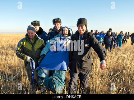 Le Kazakhstan. 11 novembre 2013. L'expédition 37 de la Station spatiale internationale ingénieur de bord Luca Parmitano de l'Agence spatiale européenne quelques minutes après l'atterrissage dans le vaisseau Soyouz TMA-09M dans une région éloignée, 11 novembre 2013 à l'extérieur de la ville de Zhezkazgan, au Kazakhstan. L'équipage Expedition 37 est revenu sur Terre après cinq mois et demi sur la Station spatiale internationale. Credit : Planetpix/Alamy Live News Banque D'Images