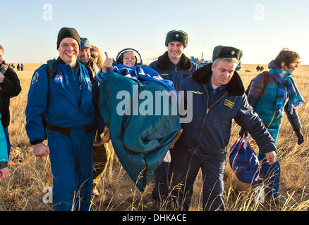 Le Kazakhstan. 11 novembre 2013. L'expédition 37 de la Station spatiale internationale ingénieur de vol de la NASA donne l'Karen Nyberg Thumbs up minutes après l'atterrissage dans le vaisseau Soyouz TMA-09M dans une région éloignée, 11 novembre 2013 à l'extérieur de la ville de Zhezkazgan, au Kazakhstan. L'équipage Expedition 37 est revenu sur Terre après cinq mois et demi sur la Station spatiale internationale. Credit : Planetpix/Alamy Live News Banque D'Images