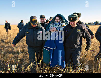 Le Kazakhstan. 11 novembre 2013. La Station spatiale internationale commandant de l'Expédition 37 Fyodor Yurchikhin de Roscosmos minutes après il atterrit dans la capsule Soyouz TMA-09M dans une région éloignée, 11 novembre 2013 à l'extérieur de la ville de Zhezkazgan, au Kazakhstan. L'équipage Expedition 37 est revenu sur Terre après cinq mois et demi sur la Station spatiale internationale. Credit : Planetpix/Alamy Live News Banque D'Images