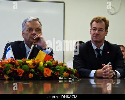 Jérusalem, Israël. 12 novembre 2013. Le Ministre belge des Affaires étrangères, Didier Reynders (L), et l'Ambassadeur de Belgique en Israël, le comte Jean Cornet d'Elzius (R), sont présentés avec une base de données en ligne de 'Belge Justes parmi les nations à Yad Vashem Holocaust Museum. FM belge, Didier Reynders, a visité Yad Vashem Holocaust Museum. Le FM visité le musée et a été présenté une base de données en ligne Belge des Justes parmi les nations, rendu possible grâce au soutien du gouvernement belge. Credit : Alon Nir/Alamy Live News Banque D'Images