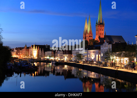 Au bord de l'historique rivière Trave, la ville hanséatique de Lübeck, Schleswig-Holstein, Allemagne Banque D'Images