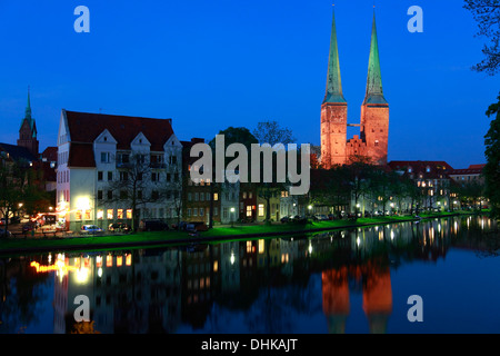 Au bord de l'historique rivière Trave avec la cathédrale, la ville hanséatique de Lübeck, Schleswig-Holstein, Allemagne Banque D'Images