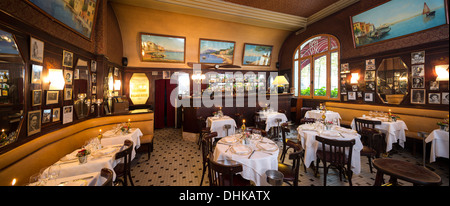 À Vichy, le style Art déco du Casino brasserie dirigée par M. et Mme Tajetti (France). La brasserie du Casino à Vichy. Banque D'Images