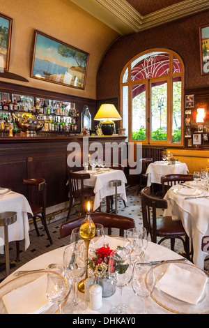 À Vichy, le style Art déco du Casino brasserie dirigée par M. et Mme Tajetti (France). La brasserie du Casino à Vichy. Banque D'Images