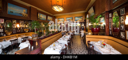 À Vichy, le style Art déco du Casino brasserie dirigée par M. et Mme Tajetti (France). La brasserie du Casino à Vichy. Banque D'Images