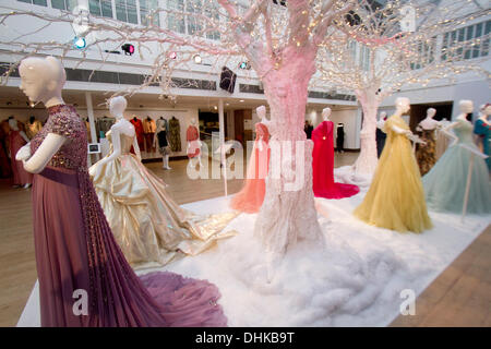 Londres, Royaume-Uni. 12 novembre 2013. 10 robes exclusive dans le cadre d'une collaboration entre Disney et Harrods sont mis aux enchères à Christies pour récolter des fonds pour la charité Great Ormond Street. La princesse robes ont été faites par les grands couturiers pour rendre hommage à Disney et le plus aimé des princesses Cendrillon, Blanche Neige, Jasmine Tiana Belle Aurora, Rapunzel et Crédit : Pocahontas amer ghazzal/Alamy Live News Banque D'Images