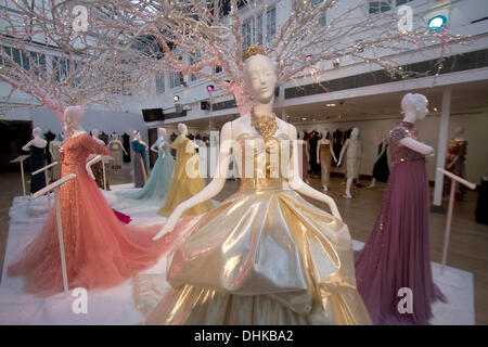 Londres, Royaume-Uni. 12 novembre 2013. 10 robes exclusive dans le cadre d'une collaboration entre Disney et Harrods sont mis aux enchères à Christies pour récolter des fonds pour la charité Great Ormond Street. La princesse robes ont été faites par les grands couturiers pour rendre hommage à Disney et le plus aimé des princesses Cendrillon, Blanche Neige, Jasmine Tiana Belle Aurora, Rapunzel et Crédit : Pocahontas amer ghazzal/Alamy Live News Banque D'Images