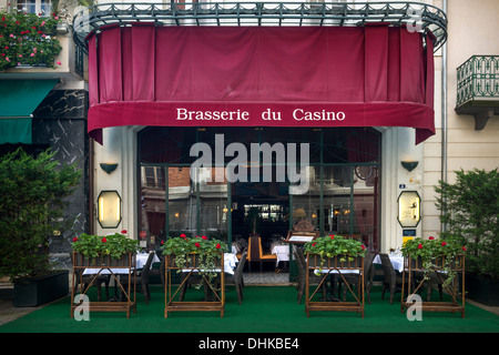 À Vichy, le style Art déco du Casino brasserie dirigée par M. et Mme Tajetti (France). La brasserie du Casino à Vichy. Banque D'Images