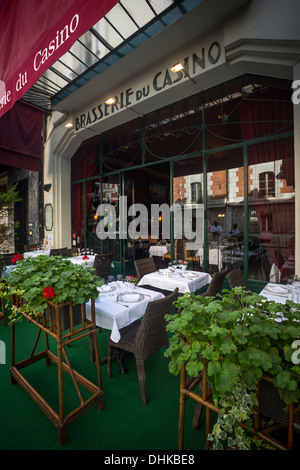 À Vichy, le style Art déco du Casino brasserie dirigée par M. et Mme Tajetti (France). La brasserie du Casino à Vichy. Banque D'Images