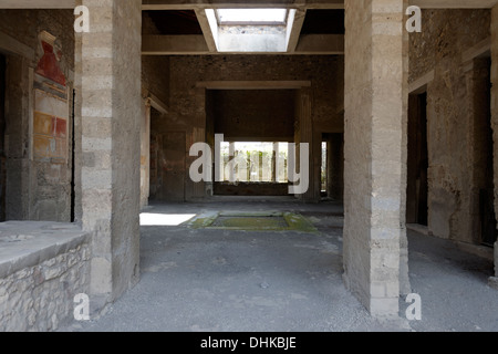 Vue de l'ensemble de l'oreillette vers le tablinum de la Casa di Sallustio ou la maison de Salluste à Pompéi en Italie. Banque D'Images