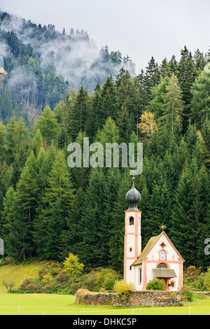 (San Giovanni en italien) chapelle en Val di Funes dans les Dolomites en Italie du nord Banque D'Images