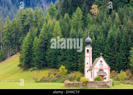 (San Giovanni en italien) chapelle en Val di Funes dans les Dolomites en Italie du nord Banque D'Images