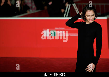 Rome, Italie. 10 nov., 2013. L'actrice italienne Giorgia Sinicorni pose pendant le tapis rouge du film ''Venez il vento'' à la 8e International Rome Film Festival, le 10 novembre 2013.Photo : Massimo Valicchia Valicchia NurPhoto / © Massimo/NurPhoto ZUMAPRESS.com/Alamy/Live News Banque D'Images