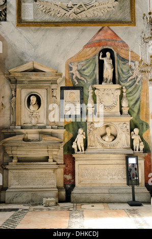 Sur la droite de la tombe de l'astronome Ludovico Grato Margani (mort en 1531) dans la région de Santa Maria in Aracoeli - Rome, Italie Banque D'Images