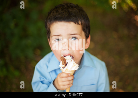 School Boy Eating Ice Cream Banque D'Images