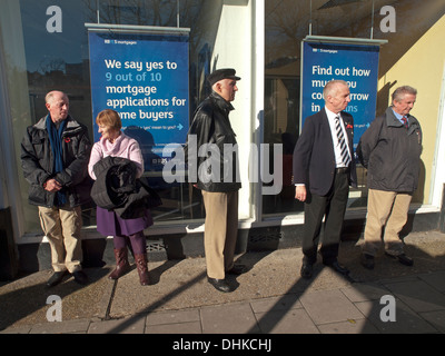 Savoir profiter de l'hiver soleil, les badauds regarder un défilé militaire à Brighton Banque D'Images