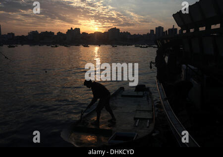 Gaza, Territoires Palestiniens, . 12 nov., 2013. Les pêcheurs palestiniens rentrent du travail au port de la ville de Gaza, le 12 novembre 2013.Photo : Majdi Fathi/NurPhoto NurPhoto © Majdi Fathi//ZUMAPRESS.com/Alamy Live News Banque D'Images