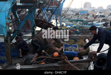 Gaza, Territoires Palestiniens, . 12 nov., 2013. Les pêcheurs palestiniens rentrent du travail au port de la ville de Gaza, le 12 novembre 2013.Photo : Majdi Fathi/NurPhoto NurPhoto © Majdi Fathi//ZUMAPRESS.com/Alamy Live News Banque D'Images