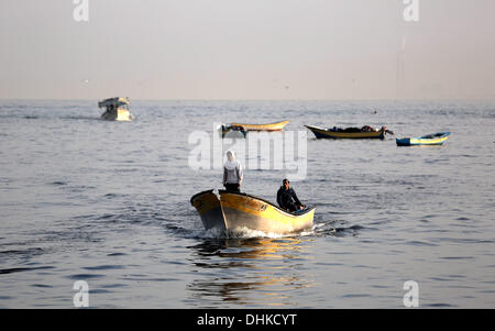 Gaza, Territoires Palestiniens, . 12 nov., 2013. Les pêcheurs palestiniens rentrent du travail au port de la ville de Gaza, le 12 novembre 2013.Photo : Majdi Fathi/NurPhoto NurPhoto © Majdi Fathi//ZUMAPRESS.com/Alamy Live News Banque D'Images